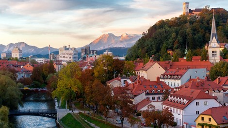 Amazon v Ljubljani posnel božični oglas The Show Must Go On