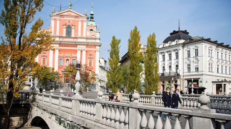 V sredo potrdili 1685 okužb, število hospitaliziranih preseglo tisoč