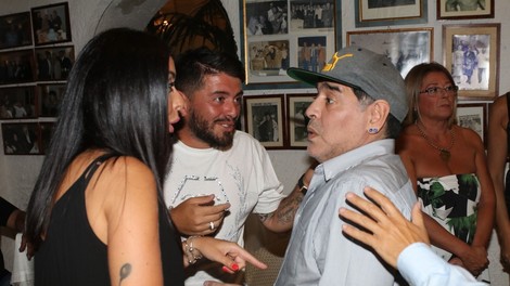 Maradona po operaciji dobro okreva, pred bolnišnico bučna podpora oboževalcev