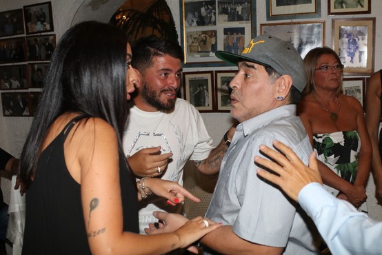 Maradona po operaciji dobro okreva, pred bolnišnico bučna podpora oboževalcev