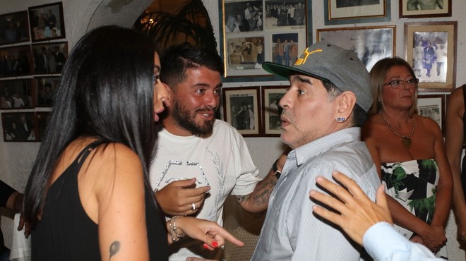 Maradona po operaciji dobro okreva, pred bolnišnico bučna podpora oboževalcev (foto: profimedia)