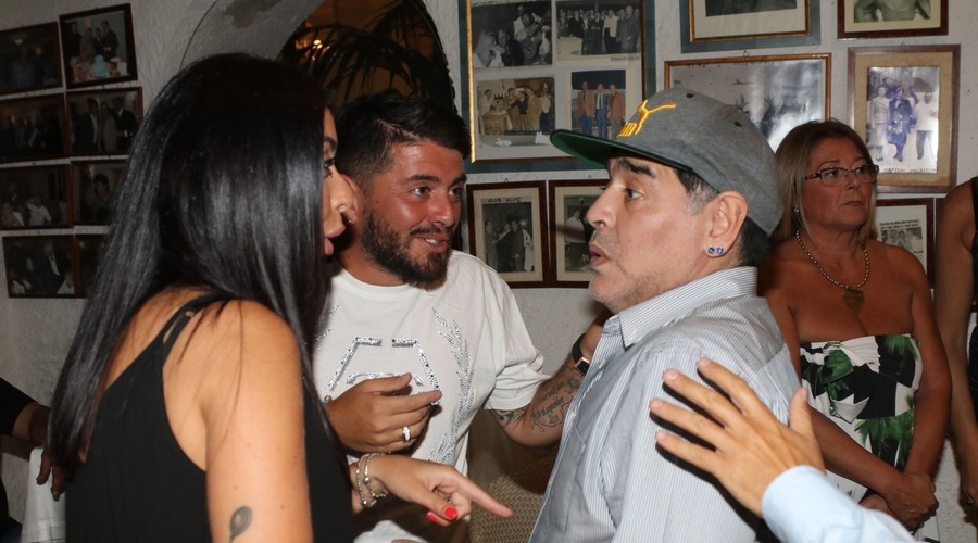 Maradona po operaciji dobro okreva, pred bolnišnico bučna podpora oboževalcev (foto: profimedia)