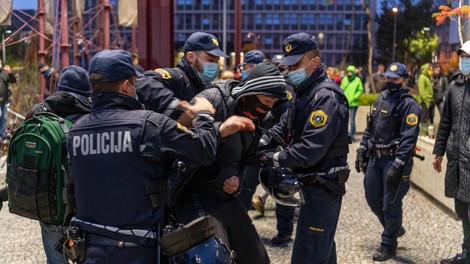 Sindikat policistov: Če vlada ne spoštuje sporazumov, naj si za trepljanje najde druga ramena