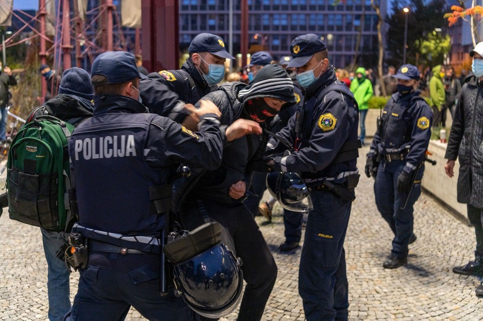 Sindikat policistov: Če vlada ne spoštuje sporazumov, naj si za trepljanje najde druga ramena (foto: profimedia)