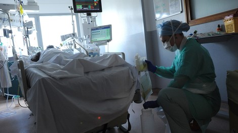V pandemiji po svetu že več kot 1,25 milijona smrtnih žrtev