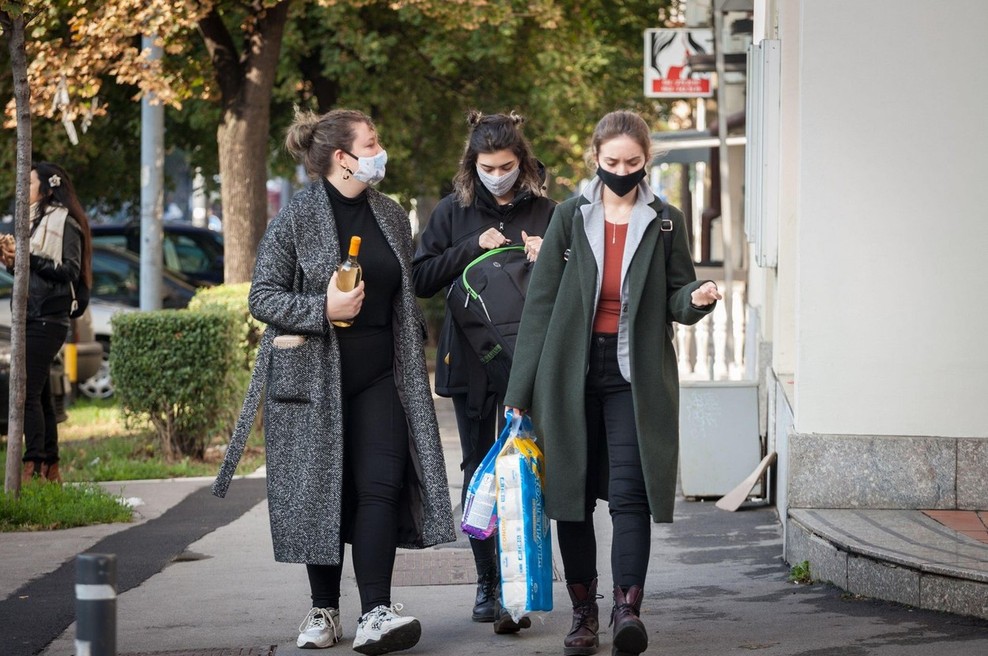 Visok smrtni davek covida-19 v državah zahodnega Balkana (foto: profimedia)