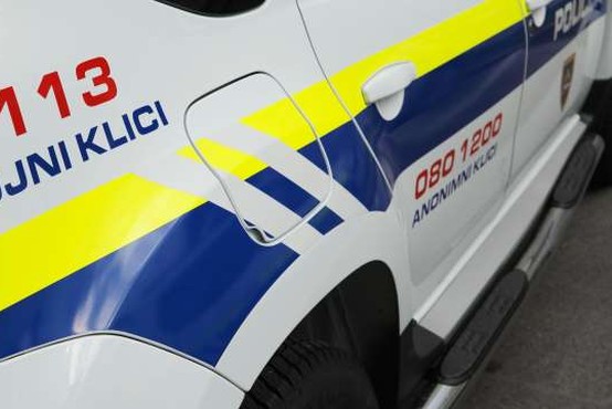 V Šoštanju 24-letni moški z zračno puško poškodoval policistko