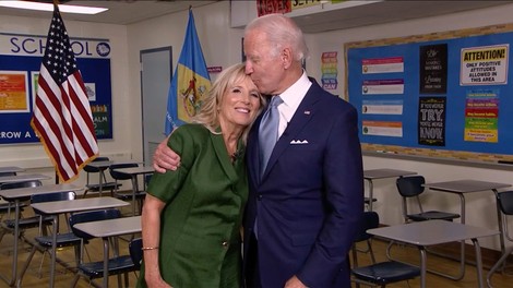 Joe Biden z napisom na svoji novi kapi 'sezul' internet: "Je pravkar potrolal Trumpa?"