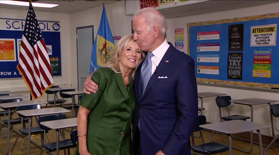 Joe Biden z napisom na svoji novi kapi 'sezul' internet: "Je pravkar potrolal Trumpa?" (foto: profimedia)