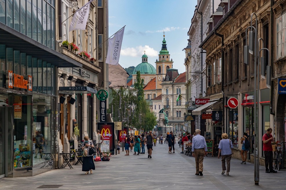 V ponedeljek potrjenih 1084 okužb, umrlo 27 bolnikov (foto: Profimedia)