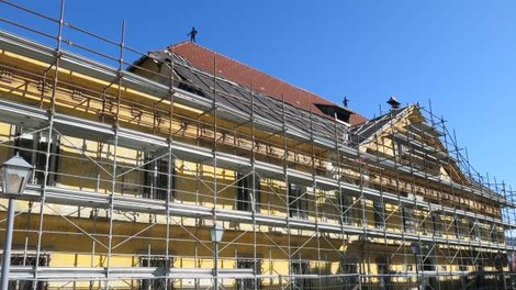 Novo najdena žarišča lesne gobe podaljšala prenovo Ruardove graščine na Jesenicah