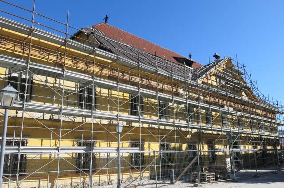Novo najdena žarišča lesne gobe podaljšala prenovo Ruardove graščine na Jesenicah (foto: Tinkara Zupan/STA)