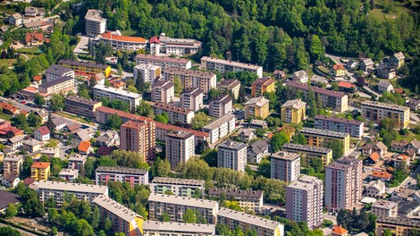 Zaradi prenove železnice polletna zapora glavne ceste skozi Jesenice