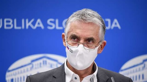 Gantar: Za 14 dni bi morali še strožje omejiti nenujne dejavnosti