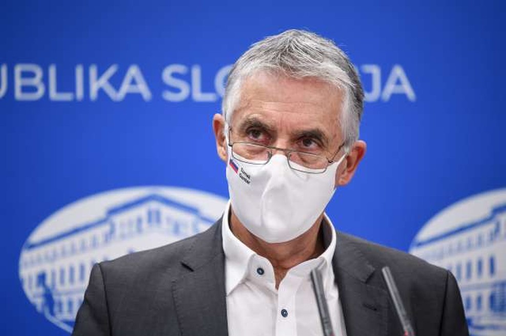 Gantar: Za 14 dni bi morali še strožje omejiti nenujne dejavnosti (foto: Nebojša Tejić/STA)