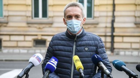 22-letnik z Janč naj bi tri družinske člane umoril z nožem in strelnim orožjem, nato si je sodil še sam