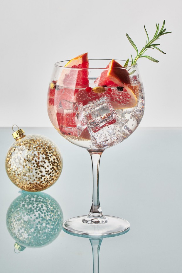 👉Za božični 🎅 gin tonik potrebujete : 🍸60 ml gina 🍸90 ml tonika 🍸20 ml začinjenega amaretta 🍸10 ml triple …