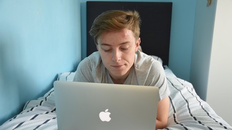 Apple začel prodajati računalnike opremljene s čipi lastne proizvodnje