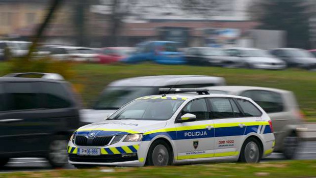 
                            22-letnik dva strela sprožil tudi proti policistom (foto: Tamino Petelinšek/STA)