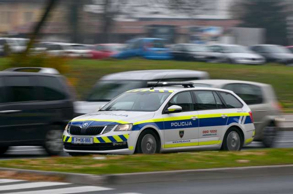 22-letnik dva strela sprožil tudi proti policistom (foto: Tamino Petelinšek/STA)