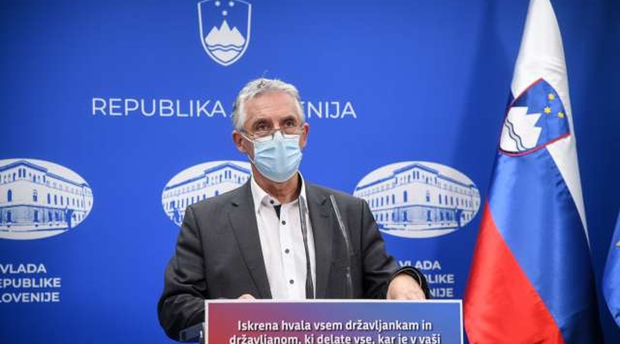 Gantar in Hojs: Ustavlja se javni potniški promet in zapirajo nenujne trgovine, prepoved vsakršnega zbiranja (foto: Nebojša Tejić/STA)