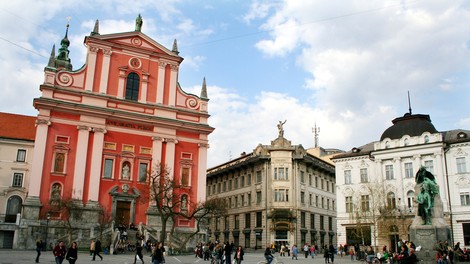 Od danes prepovedana vsakršna zbiranja, slavja in praznovanja, s ponedeljkom se ustavlja javni potniški promet