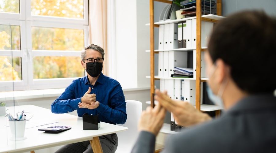 Obrazne maske gluhim in naglušnim preprečujejo branje z ustnic (foto: profimedia)