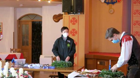 Okrasje za slovensko božično okrasitev Vatikana izdeluje okoli 300 ljudi