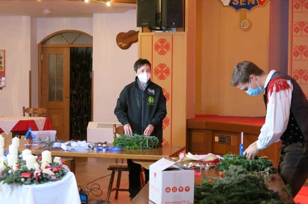 Okrasje za slovensko božično okrasitev Vatikana izdeluje okoli 300 ljudi (foto: Tinkara Zupan/STA)