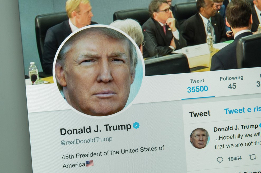 Biden nadaljuje tranzicijo, Trump še naprej ne sodeluje, večino časa tvita in razmišlja o napadu na Iran (foto: Shutterstock)