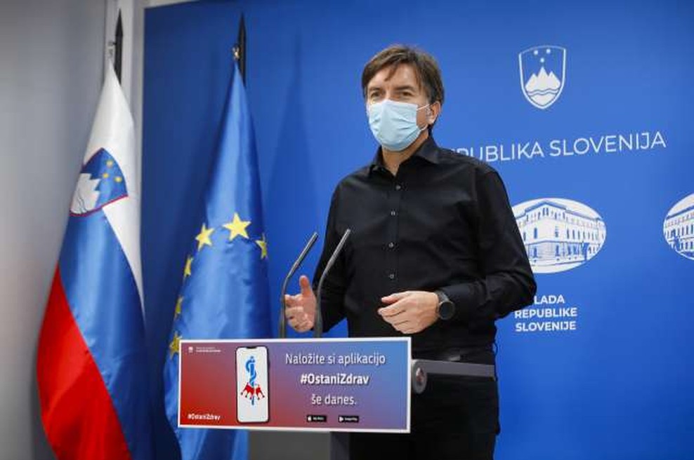 Pri nastopanju v povezavi s koronavirusom javnost še naprej najbolj zaupa zdravstveni stroki (foto: Anže Malovrh/STA)