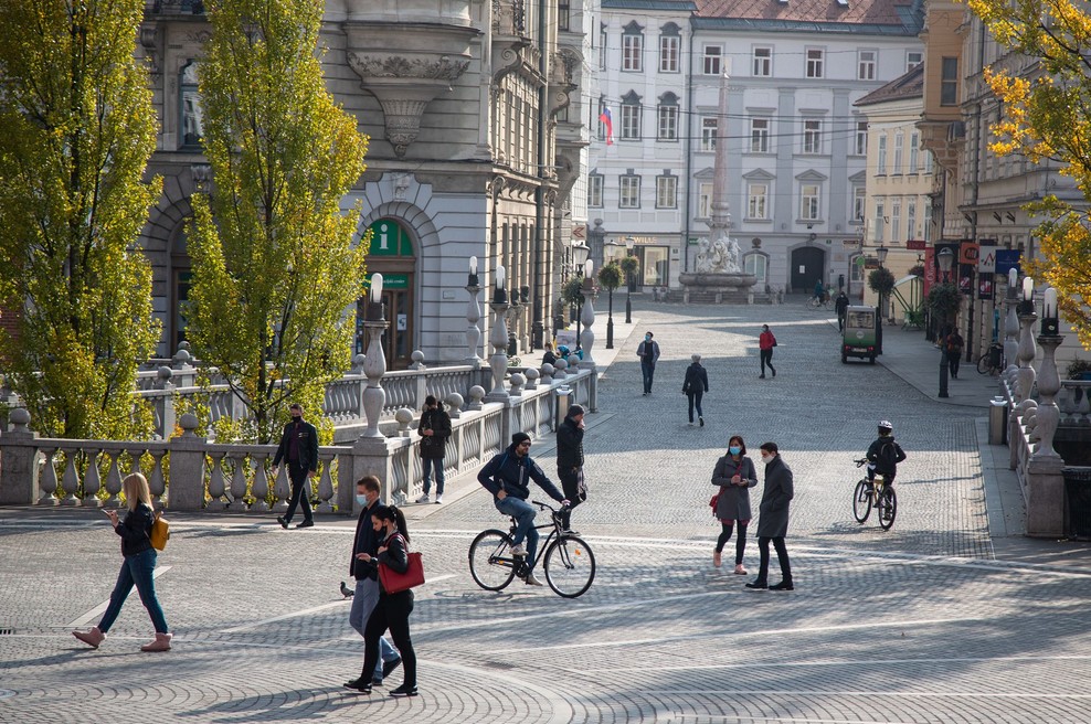 V sredo potrjenih 2064 okužb, umrlo 45 bolnikov (foto: Profimedia)