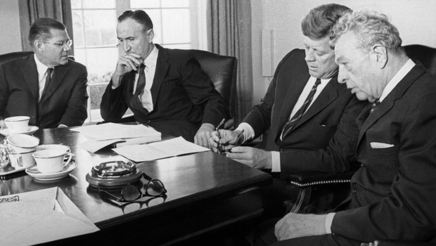 
                            Prvo poročilo o podnebnih spremembah prvič na mizi politikov kmalu po atentatu J. F. Kennedyja (foto: profimedia)