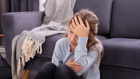 Psihologi menijo, da epidemija mladim nalaga veliko psihosocialno breme