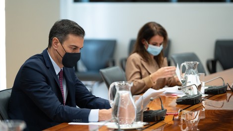 Po napovedih premierja Sancheza naj bi v Španiji do sredine leta 2021 cepili večino ljudi