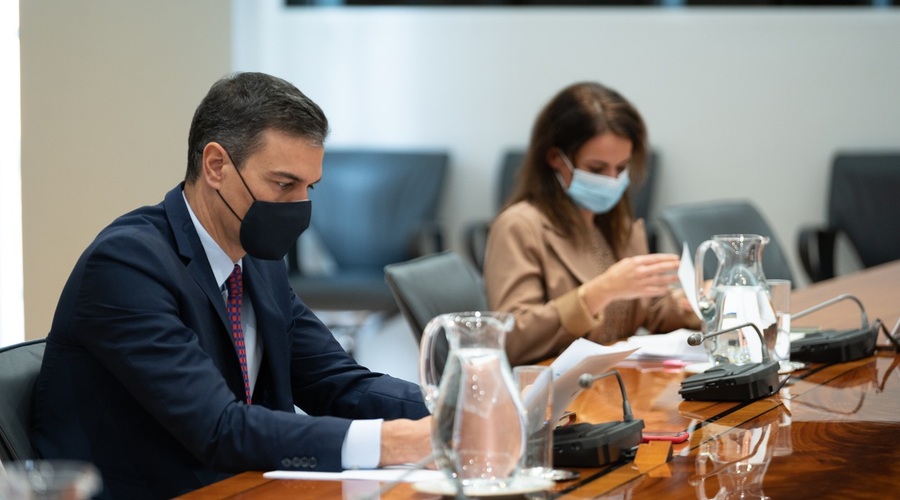 Po napovedih premierja Sancheza naj bi v Španiji do sredine leta 2021 cepili večino ljudi (foto: profimedia)
