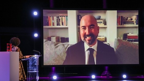 Letošnja nagrada booker in 54 tisoč evrov Škotu Douglasu Stuartu