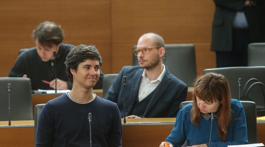 Zbiranje podpisov za referendum o investicijah v Slovensko vojsko (foto: profimedia)