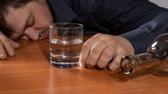 Stranski učinek epidemije je tudi večje tveganje za čezmerno pitje alkohola (foto: profimedia)