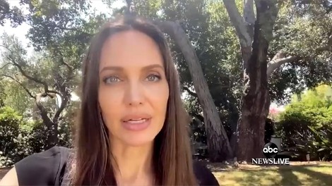 Angelina Jolie bo spet sedla na režiserski stol in se lotila življenja fotografa Dona McCullina