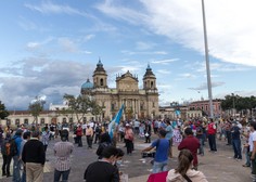 Gvatemala: protestniki, ogorčeni zaradi sprejetega proračuna, zažgali del kongresne stavbe