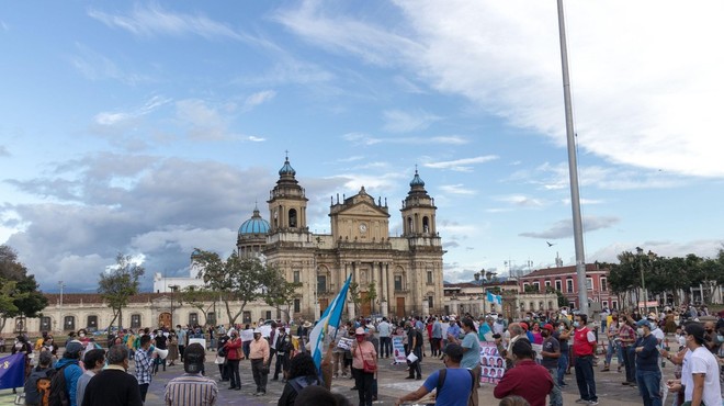 Gvatemala: protestniki, ogorčeni zaradi sprejetega proračuna, zažgali del kongresne stavbe (foto: profimedia)