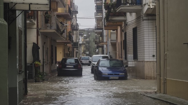 Močno deževje povzročilo hude poplave na jugu Italije (foto: profimedia)