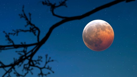 V ponedeljek nastopi lunin mrk, ki deluje kot izredno močna polna luna