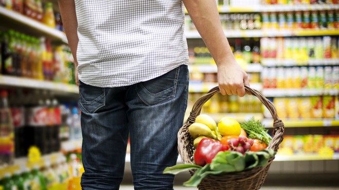 Zdrava prehrana pomembna za imunski sistem, najbolje lokalna in sveža; NIJZ: Sedaj ni čas za diete (foto: Shutterstock)