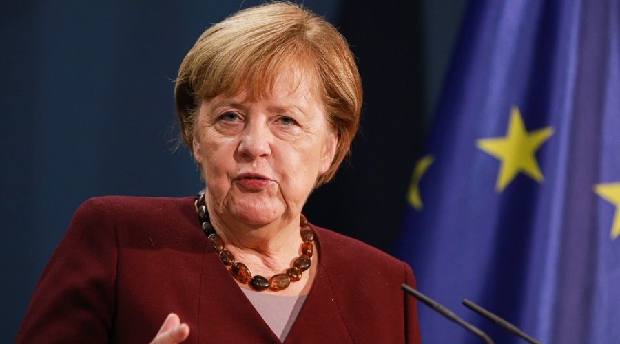 V ograjo urada kanclerke Angele Merkel se je zaletel avtomobil (foto: Profimedia)