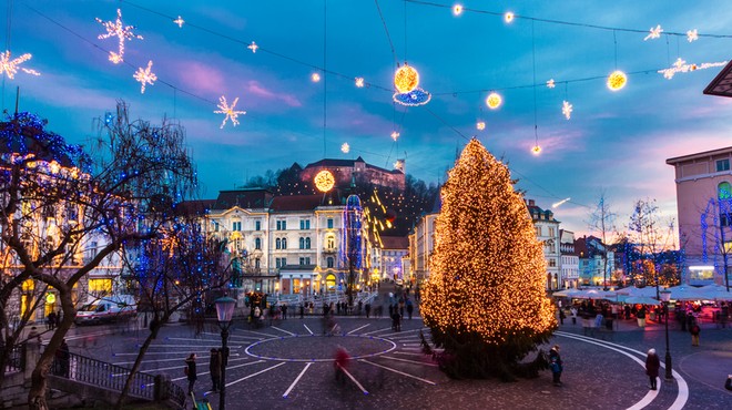 V Ljubljani v petek prižgejo praznične lučke, a brez obiskovalcev, decembra ne bo koncertov, pod vprašajem vse prireditve (foto: Shutterstock)