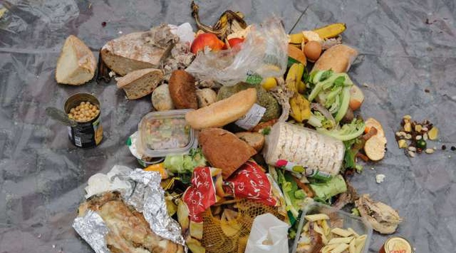 Prebivalec Slovenije je lani zavrgel povprečno 1,3 kilograma hrane na teden (foto: Nebojša Tejić/STA)