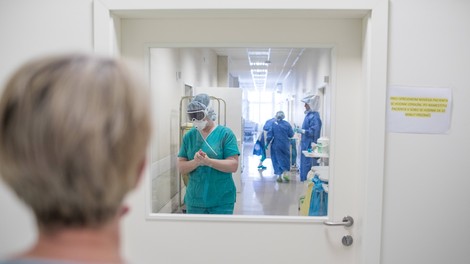 Na ljubljanski infekcijski kliniki prvič pri zdravljenju covidnega bolnika uporabili plazmo