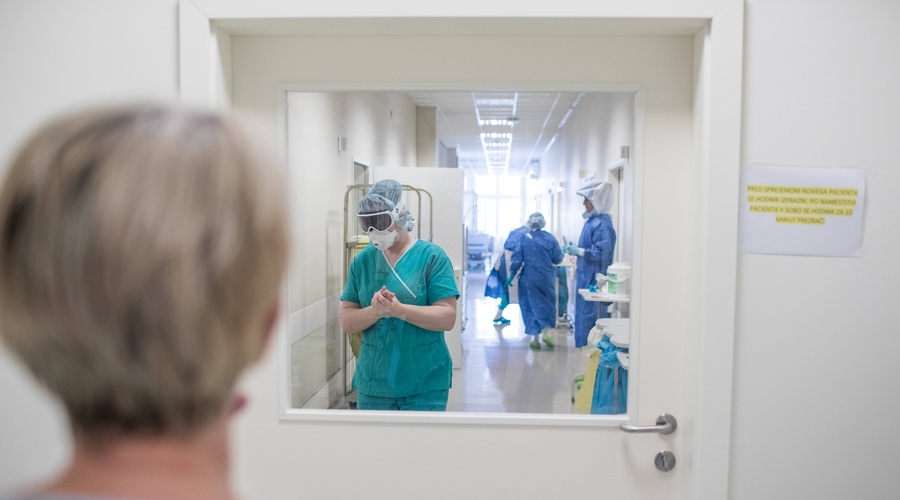 Na ljubljanski infekcijski kliniki prvič pri zdravljenju covidnega bolnika uporabili plazmo (foto: UKC)